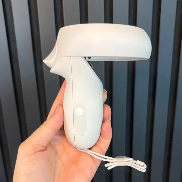 New Pair of Original Oculus 2 Controllers - Picture 3 of 6